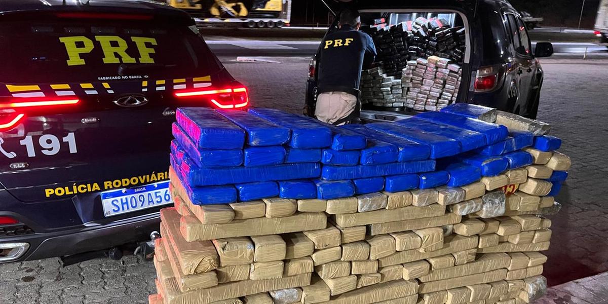 PRF localiza cerca de 500 kg de maconha no Km 412 em Montes Claros (PRF/Divulgação)