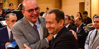 O presidente na gestão 2022/2024, desembargador José Arthur Filho (à esq.), cumprimenta o presidente eleito para o biênio 2024/2026, desembargador Luiz Carlos Corrêa Junior, na celebração (Cecília Pederzoli / TJMG)