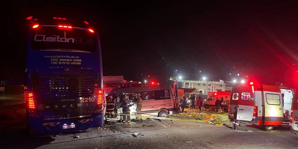 Acidente deixou ao menos três mortos e 12 feridos (PRF/Divulgação)