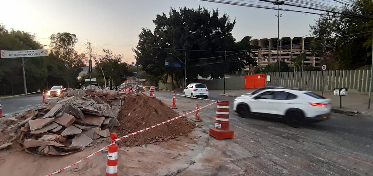 Obras na Avenida Abrahão Caram ao lado do Mineirinho (Maurício Vieira / Hoje em Dia)