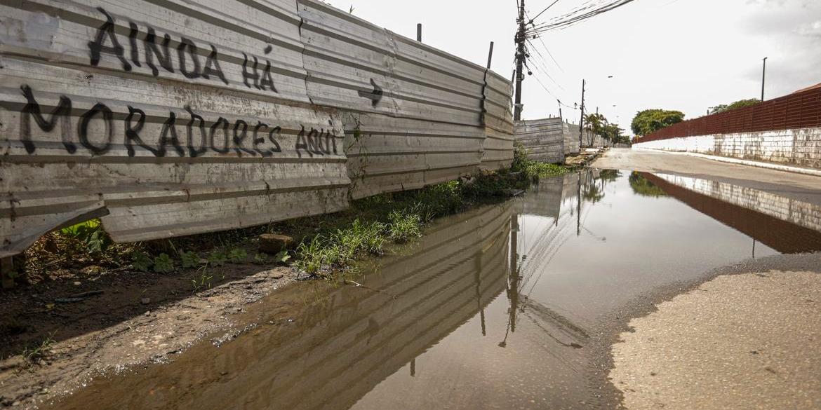 Moradores colocam aviso em um bloqueio da Braskem (Joédson Alves/Agência Brasil)