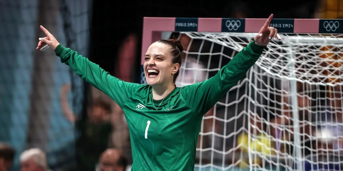 Gabi Moreschi comemora defesa durante o jogo do Brasil (Gaspar Nobrega/COB)
