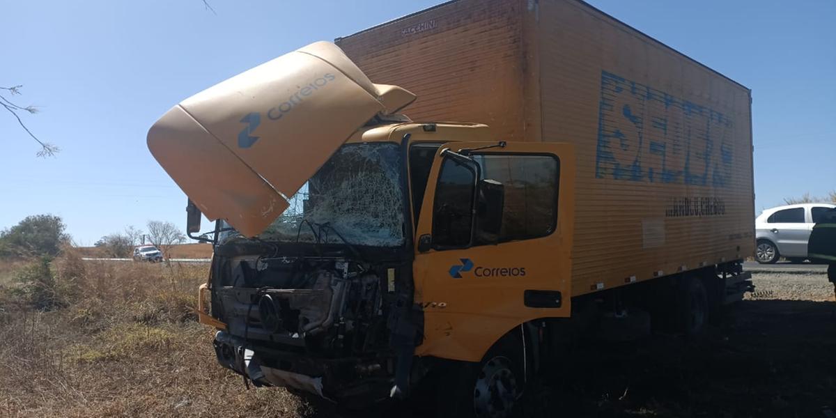 Caminhão dos Correios seguia de Montes Claros para Janaúba (Divulgação / PMrv)
