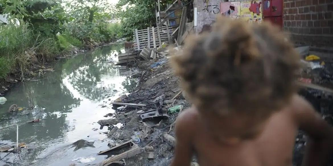 Conforme a lei, todas as localidades brasileiras devem atender a 99% da população com abastecimento de água e 90% com esgotamento sanitário até 2033 (Fernando Frazão/Agência Brasil)