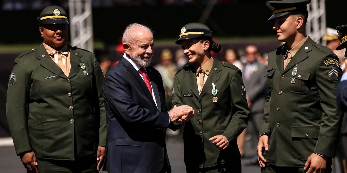 presidente Luiz Inácio Lula da Silva condecora medalhistas nas Olimpíadas de Paris: os judocas Beatriz Souza e Guilherme Schimidt e a jogadora de vôlei Natália Araújo, durante a solenidade comemorativa ao Dia do Soldado, no Quartel-General do Exército, em Brasília (Marcelo Camargo/Agência Brasil)