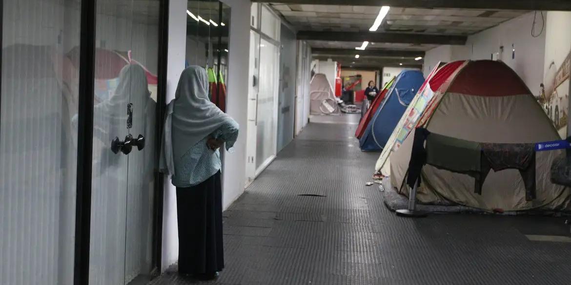 Parte do grupo de refugiados afegãos com visto humanitário que está acampado no Aeroporto Internacional de Guarulhos é levado para abrigo no primeiro dia do Ramadã (Rovena Rosa/Agência Brasil)