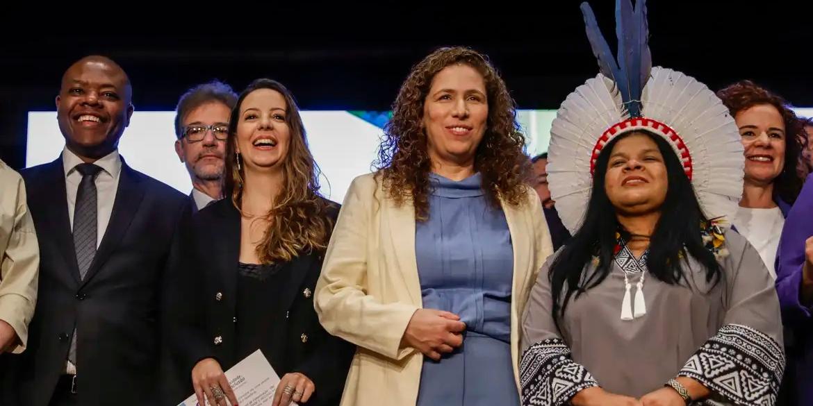 Da (e) para (d), Ministro, Silvio Almeida, diretora de Administração, Finanças e Pessoas da EBC, Sabrina Gabeto, Min. Esther Dweck,Min. Sônia Guajajara, participam da cerimônia do pacto pela diversidade, equidade e inclusão nas empresas estatais (Joédson Alves/Agência Brasil)