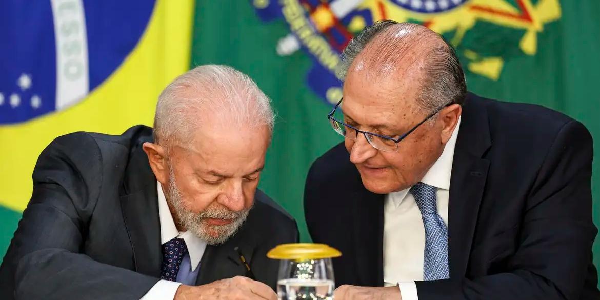 O presidente Luiz Inácio Lula da Silva e o vice-presidente, Geraldo Alckmin, participam da assinatura de convênio entre o Sebrae e a Agência Brasileira de Promoção de Exportações e Investimentos (ApexBrasil), no Palácio do Planalto (Marcelo Camargo/Agência Brasil)