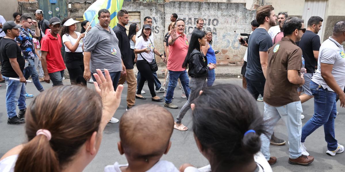 Tramonte conversou com moradores de comunidade de BH neste domingo (Rodrigo Lima/Divulgação)