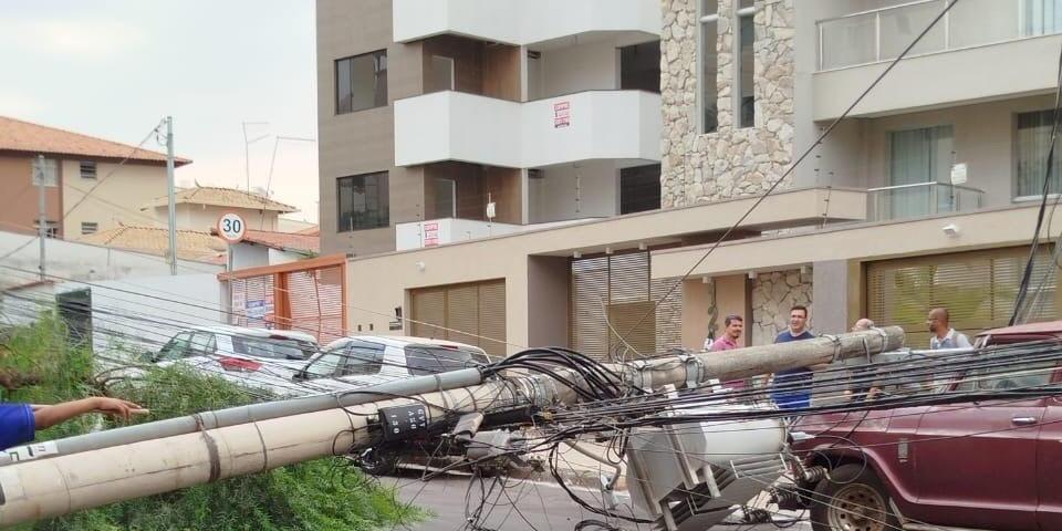 Poste está impedindo circulação de carros no local (Corpo de Bombeiros / Divulgação)