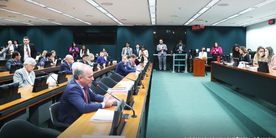 PEC recebeu 39 votos favoráveis e 18 contrários na comissão (Bruno Spada / Agência Brasil)