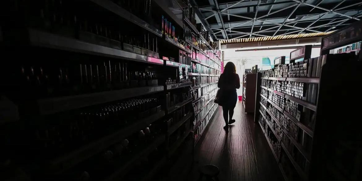 Além de ao menos sete mortes, a chuva e o vento forte causaram prejuízos materiais e deixaram cerca de 2,3 milhões de consumidores sem energia elétrica (PAULO PINTO/ AGÊNCIA BRASIL)