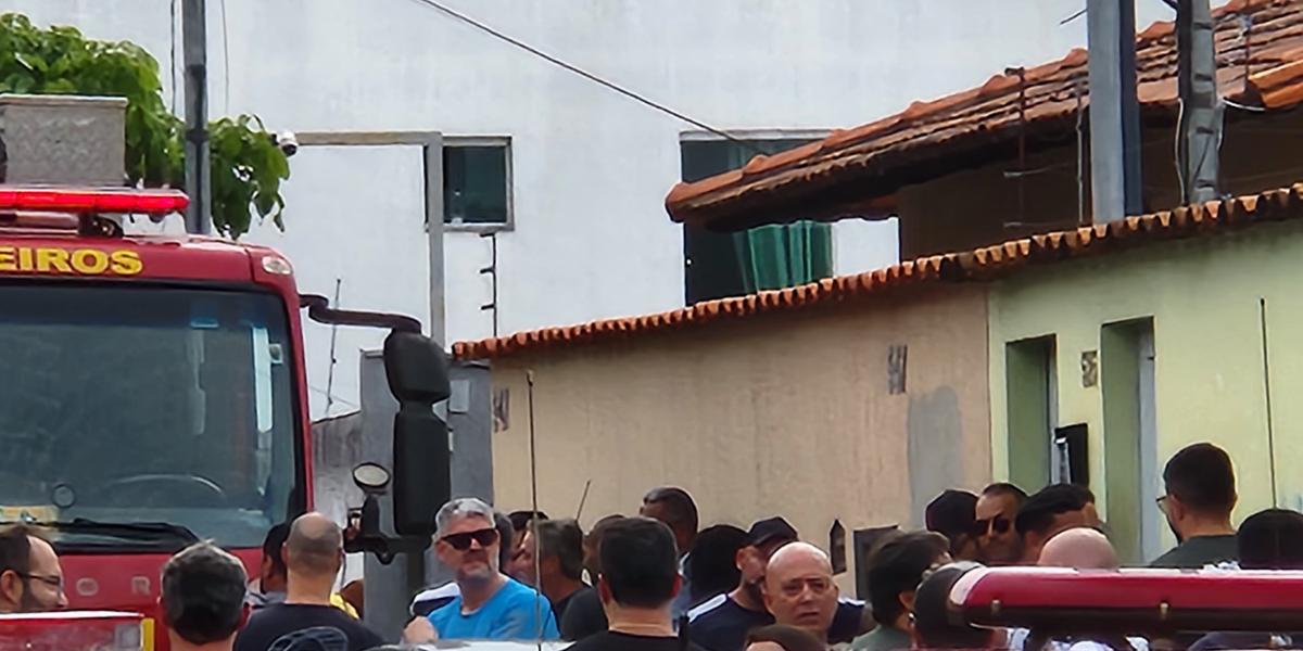 Carros do Corpo de Bombeiros, do Batalhão de Operações Policiais Especiais da Polícia Militar fecharam a rua para evitar a passagem de carros e pedestres, além de afastar curiosos (Maurício Vieira / Hoje em Dia)