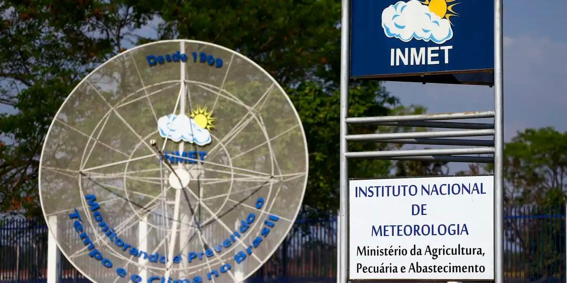 Consultado pela reportagem, o Instituto Nacional de Meteorologia (Inmet) acrescentou que a forte instabilidade atmosférica que originou os “prováveis tornados” que atingiram o Paraná e Santa Catarina antecedeu uma frente fria (Marcelo Camargo/ Agência Brasil)