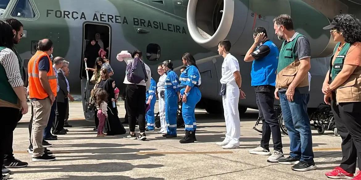 Estavam a bordo 82 repatriados e um animal de estimação, no voo que integra a Operação Raízes do Cedro, iniciada em 2 de outubro e coordenada pelo governo federal (FAB/DIVULGAÇÃO)