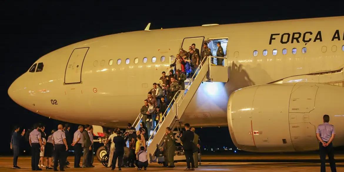 Maior parte maior parte dos repatriados são homens. A faixa etária mais prevalente é de 18 a 29 anos (35%), seguida pela de 30 a 39 anos (29,6%) e pela de 40 a 49 anos (23,6%) (ANTONIO CRUZ/AGÊNCIA BRASIL)