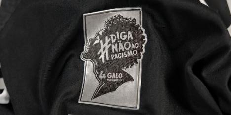 Jogadores vão entrar em campo usando uma camisa com um patch com os dizeres "Não ao racismo!" (Divulgação / Atlético)