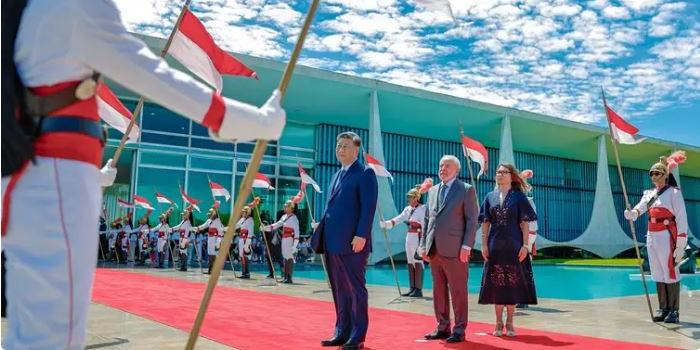 Líder chinês foi recebido com honras militares pelo presidente Luiz Inácio Lula da Silva e a primeira-dama Janja da Silva, no Palácio da Alvorada (Ricardo Stuckert / PR)