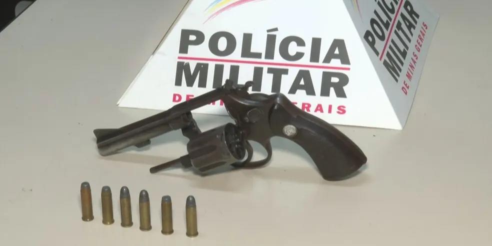 Revólver foi apreendido pela polícia (Divulgação/ PMMG)
