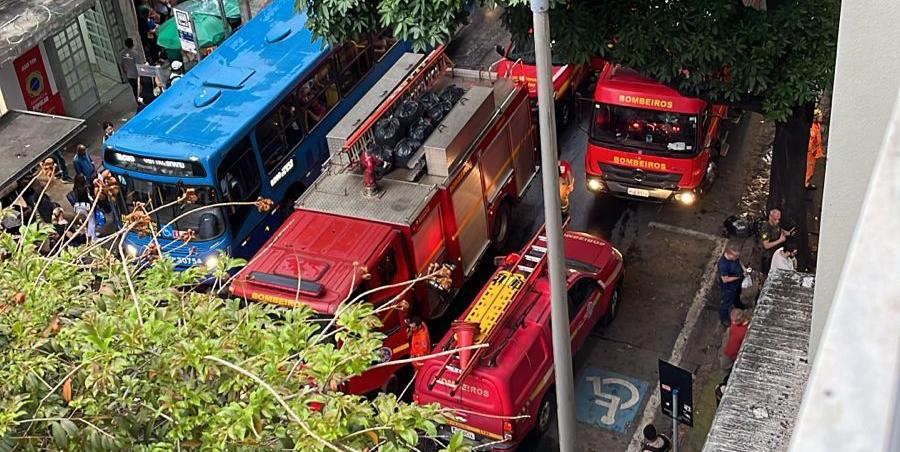Bombeiros foram acionados para debelar incêndio no prédio do TRT, no centro de BH (Gabriel Drumond)
