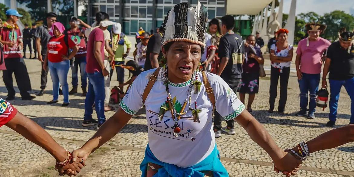 Indígenas do Mato Grosso do Sul e do Paraná se reúnem em frente ao STF (Rafa Neddermeyer/Agência Brasil)