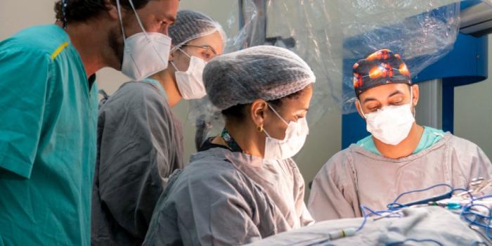 Resolução anterior definia que pacientes menores de 16 anos só poderiam fazer a cirurgia em caráter experimental (Fábio Marchetto / SES-MG)