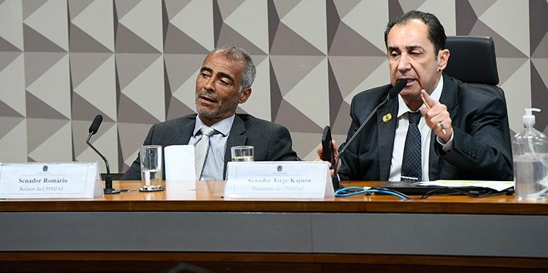 Presidente da CPI, Jorge Kajuru, e o relator, Romário, assinam juntos requerimento para ouvir Bruno Lopes de Moura (Marcos Oliveira / Agência Senado)
