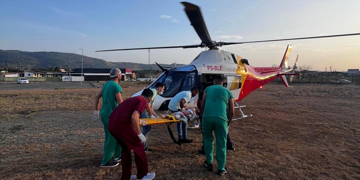 Alguns feridos foram resgatados com a ajuda de um helicóptero (Governo de Alagoas/Divulgação)