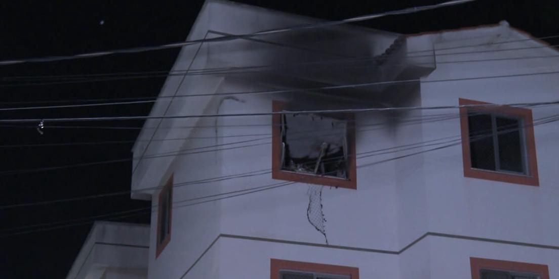 Apartamento atingido pelas chamas no quarto andar do edifício residencial (Reprodução/TV Globo)