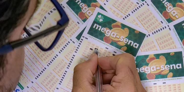 Jogo simples, com seis números marcados, custa R$ 5 (Rafa Neddermeyer / Agência Brasil)