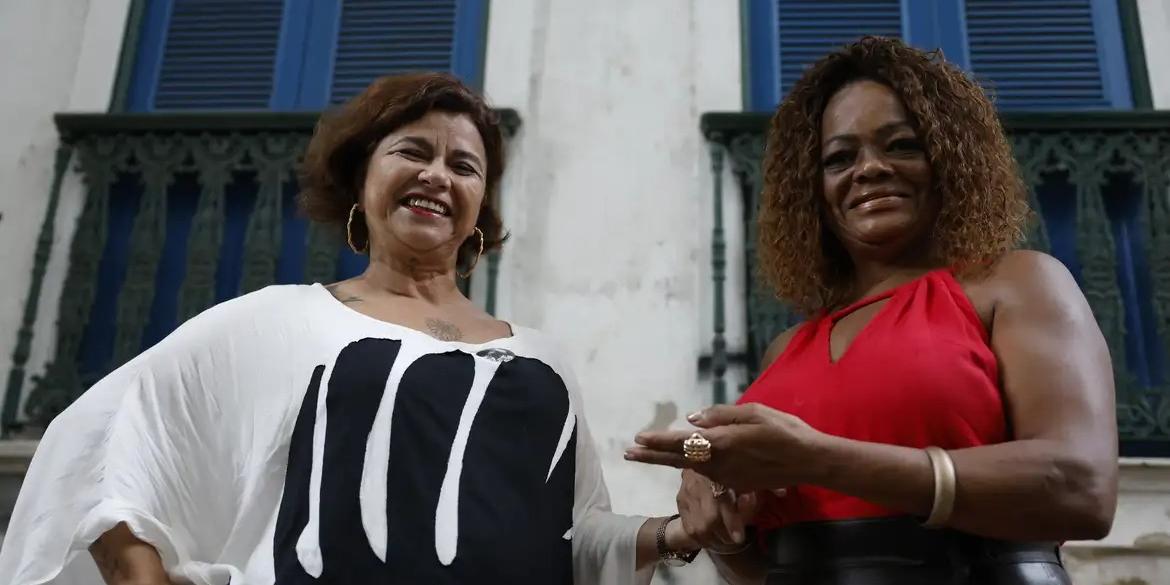 Dorina, idealizadora do Encontro Nacional e Internacional de Mulheres na Roda de Samba, e Vera de Jesus, neta de Clementina de Jesus, homenageada in memoriam da 7ª edição do evento (Fernando Frazão/Agência Brasil)