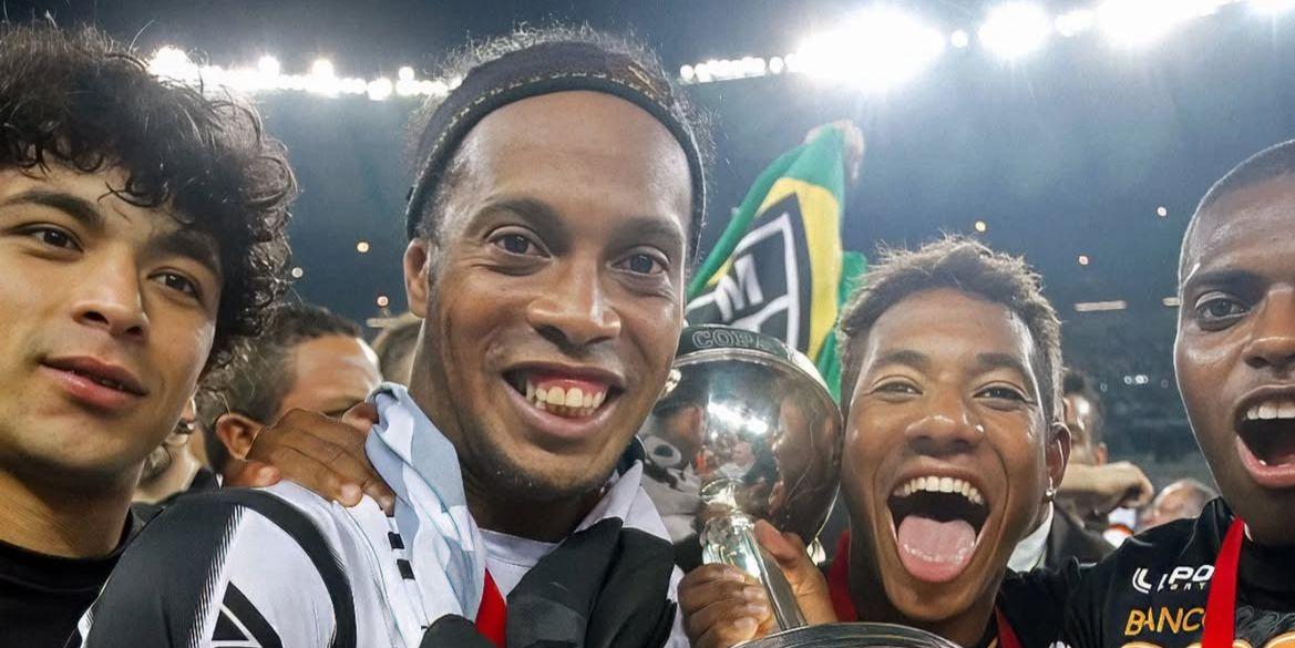 Em 2013, Ronaldinho conquistou a taça da principal competição de clubes da América do Sul pelo Galo (Reprodução/redes sociais)