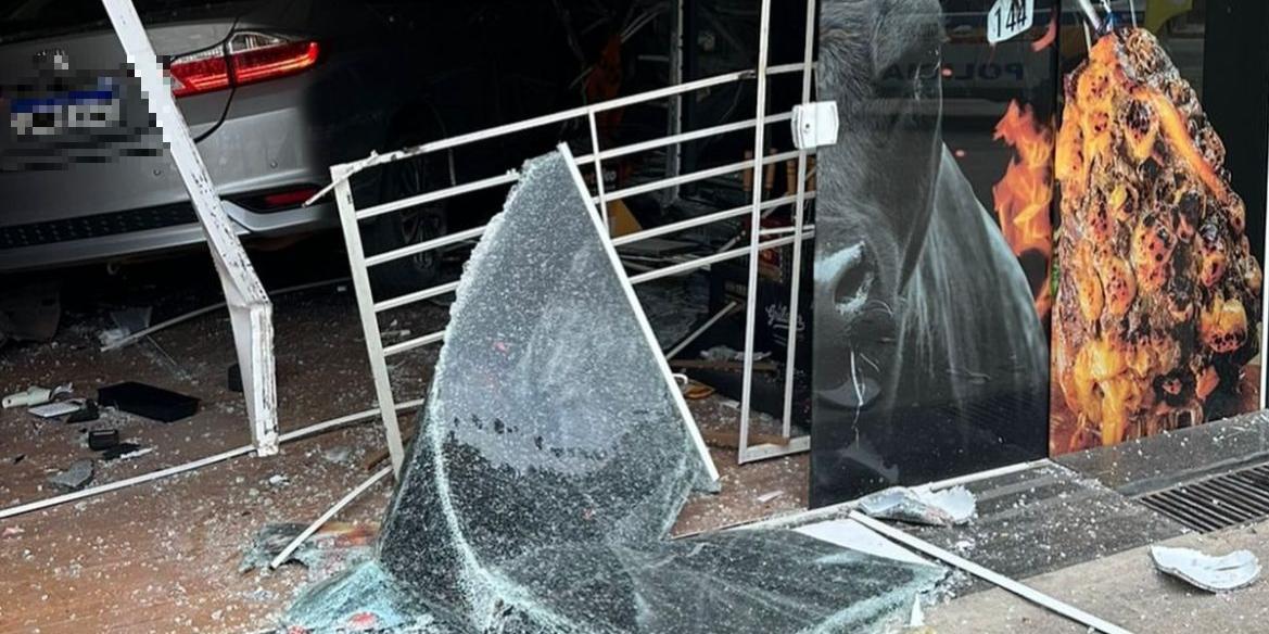 Imagens postadas pelo Ao Gosto mostram a loja destruída (Reprodução/redes sociais)