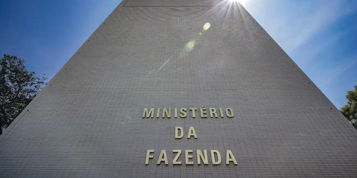 Pela proposta, em 2025 terão direito ao benefício os trabalhadores que ganham até R$ 2.640 (Rafa Neddermeyer/Agência Brasil)