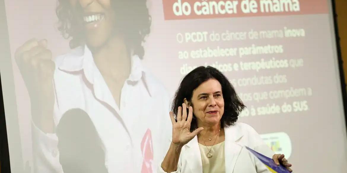 Ministra da Saúde, Nísia Trindade, durante cerimônia para o lançamento do Protocolo Clínico e Diretrizes Terapêuticas (PCDT) para o câncer de mama e a inclusão da videolaparoscopia para oncologia no SUS (MARCELO CAMARGO/AGÊNCIA BRASIL)