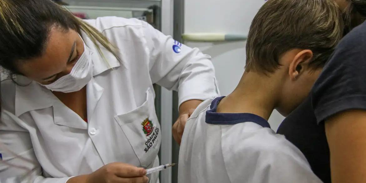 Entre as crianças de 9 anos, o alcance ainda está aquém do desejado, com menos de 69% deles imunizados (ROVENA ROSA/AGÊNCIA BRASIL)