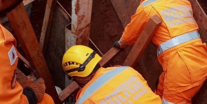 Bombeiros realizaram operação de escoramento para a retirada segura do homem (Corpo de Bombeiros / Divulgação)