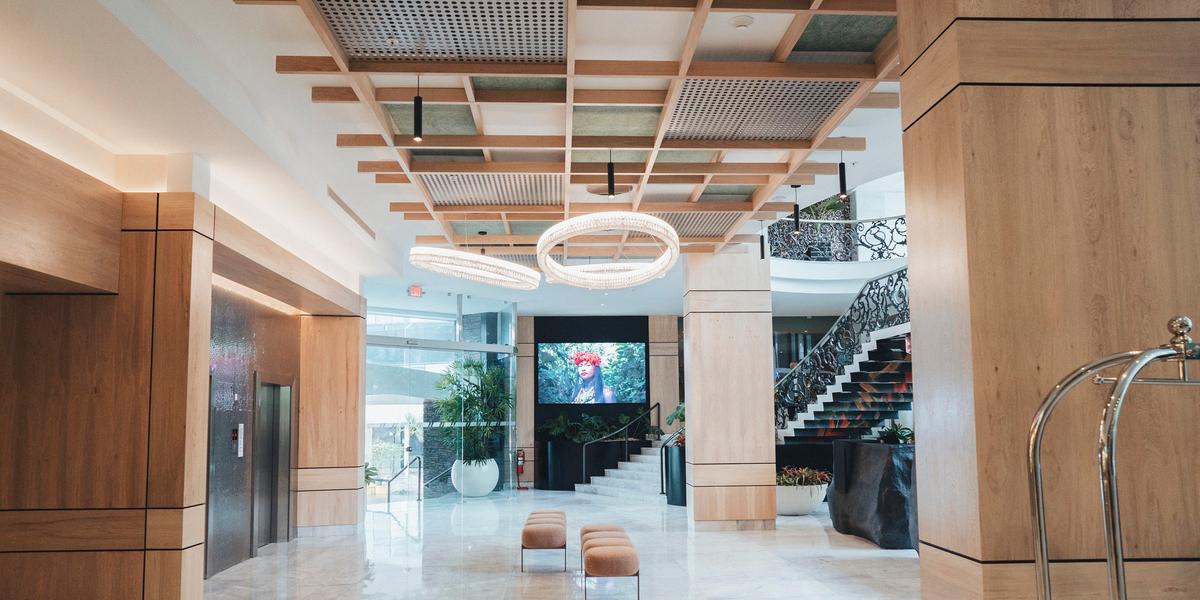 Com 174 quartos, incluindo opções com acessibilidade, o hotel dispõe de infraestrutura completa com piscina, academia, estacionamento com manobrista e self-parking, lavanderia e Executive Lounge (Renaissance/ Divulgação)