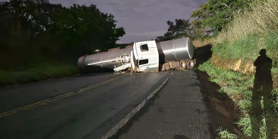 Carreta carregada com álcool ficou atravessada na pista, no Norte de Minas (Corpo de Bombeiros/Divulgação)