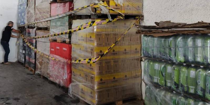 Bebidas apreendidas pela Receita Estadual e pela Polícia Civil durante operação em empresa na cidade de Formiga (Divulgação / PCMG)
