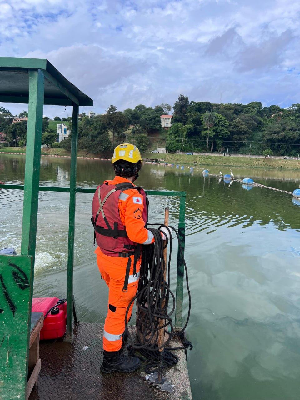 Bombeiros resgataram corpo na Lagoa da Pampulha nesta segunda-feira (16) (Divugação / CBMMG)