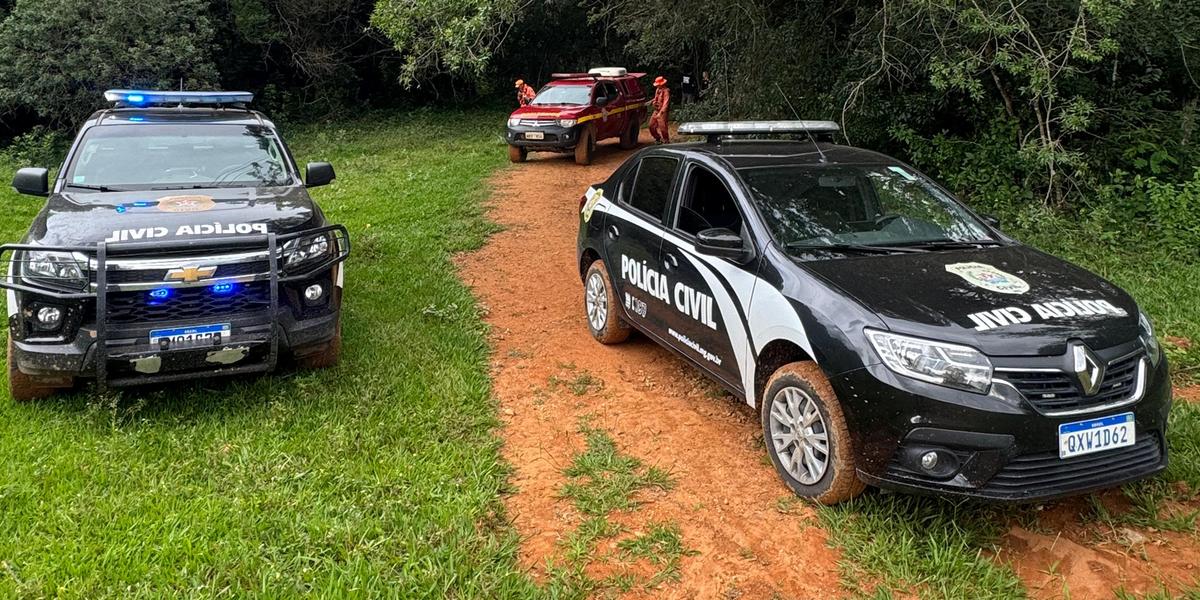 corpo da vítima foi encontrado submerso no ribeirão das Palmeiras, em uma ação conjunta entre PCMG, PMMG e Corpo de Bombeiros (Divulgação)