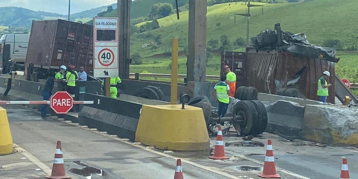 Carreta capotou em pedágio próximo a Cambuí (Redes sociais / Reprodução)