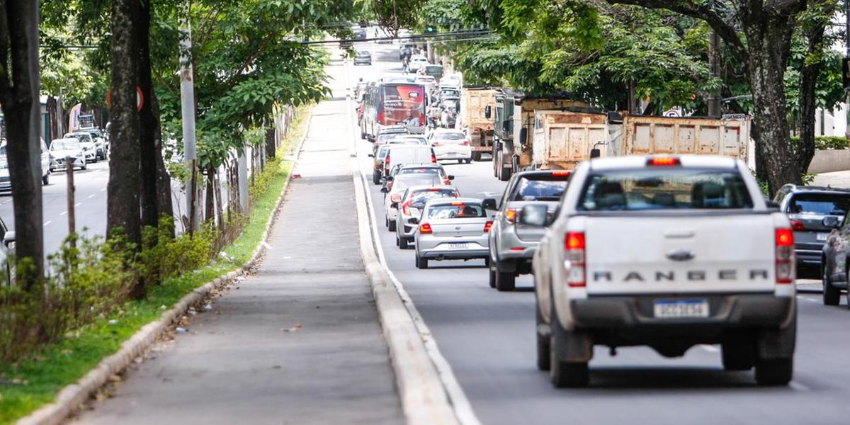 Obra da ciclovia na Afonso Pena foi paralisada pela PBH em abril, duas semanas após ação civil pública movida pelo MP (Fernando Michel)