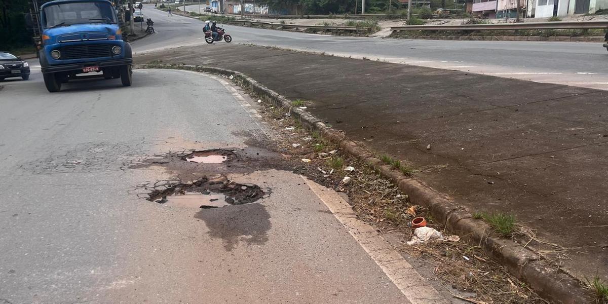Ribeiro de Abreu - Na entrada da MG-020, na região Nordeste de BH, motoristas têm de desviar de dois buracos em sequência (Fernando Michel/Hoje em Dia)