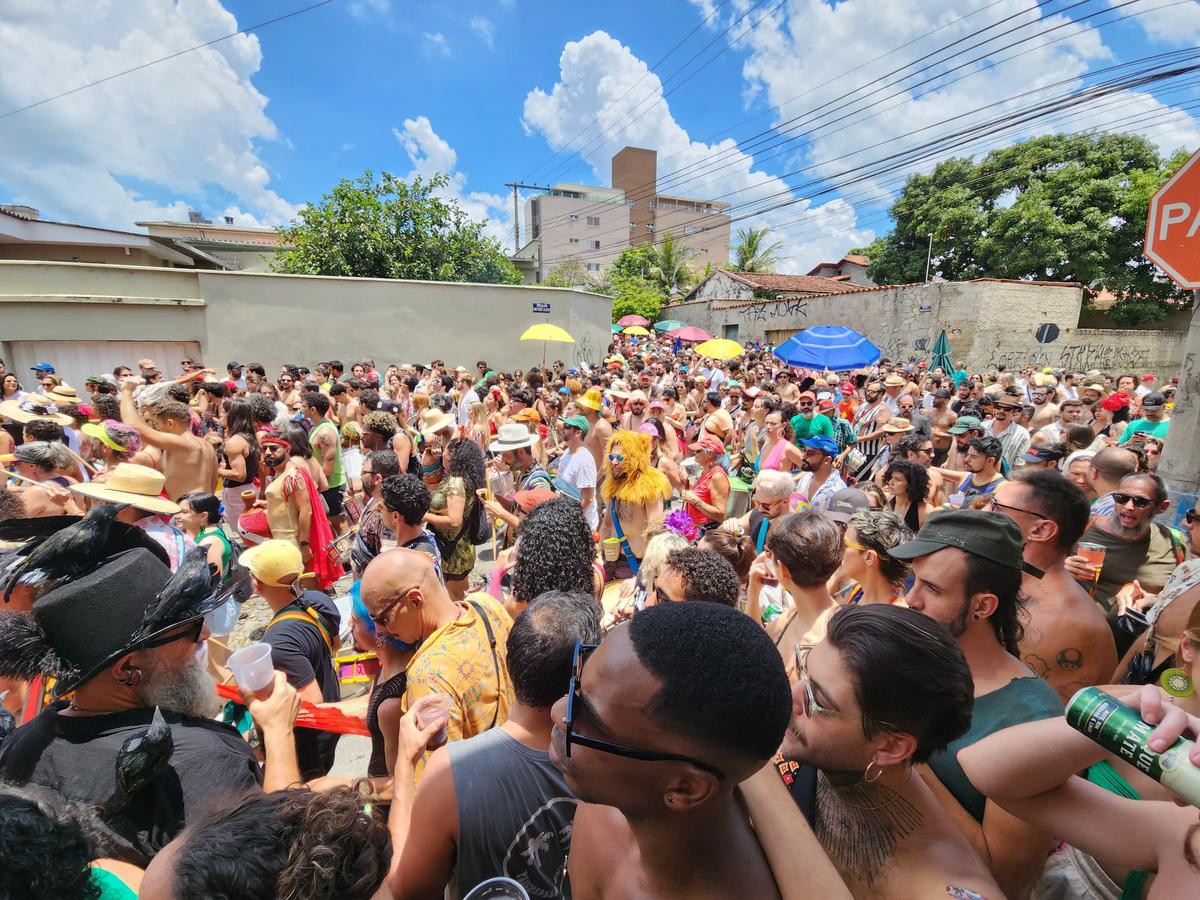 Conforme organização do bloco, cerca de de 2 mil pessoas participam do aquecimento da folia
