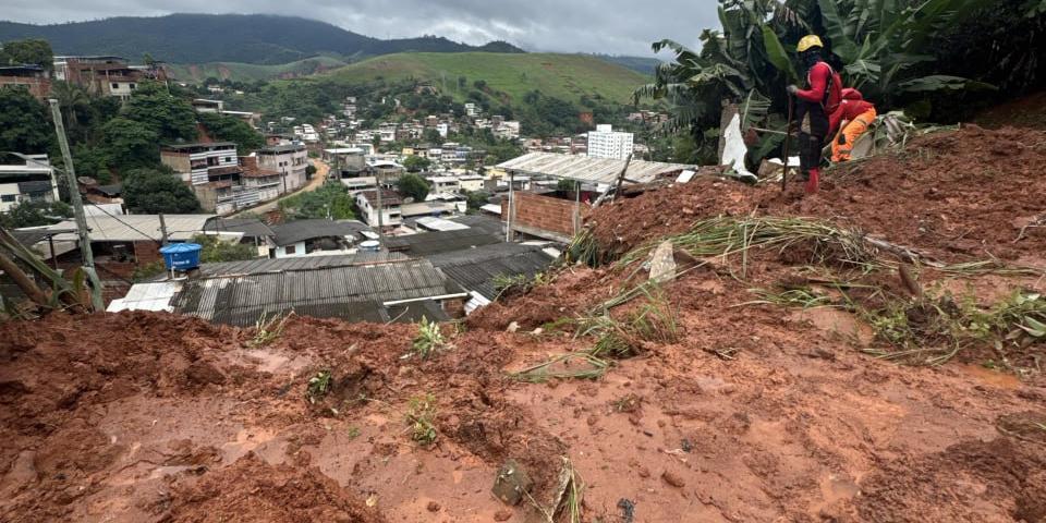 Bombeiros buscam desaparecidos após desabamentos de residências  (Corpo de Bombeiros/Reprodução)