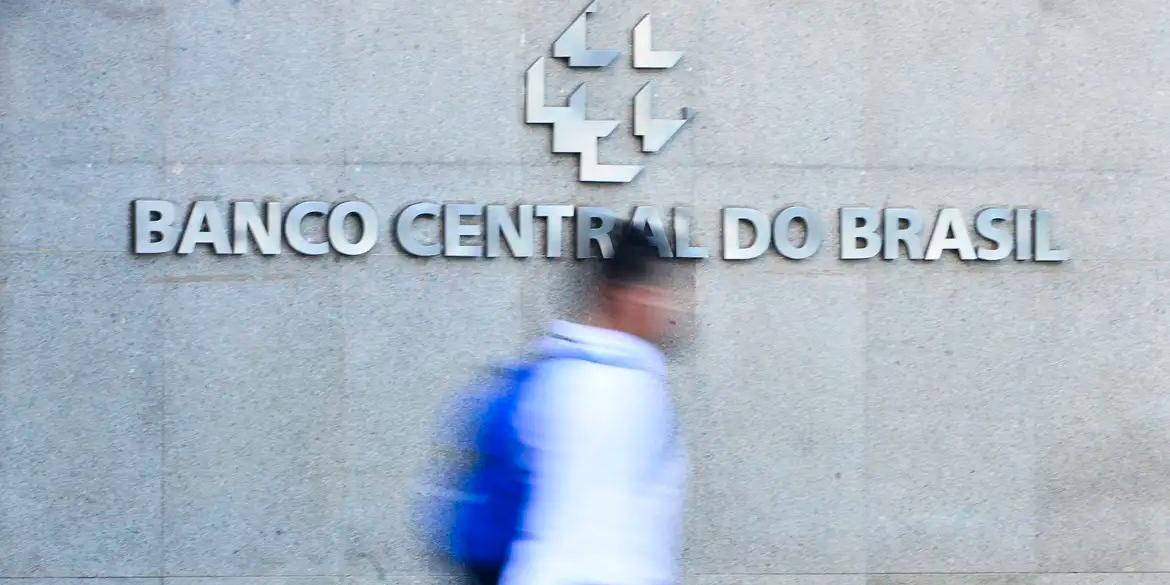 De acordo com o Banco Central, houve recuo no déficit relativo a renda primária e no de serviços (Marcello Casal JrAgência Brasil)