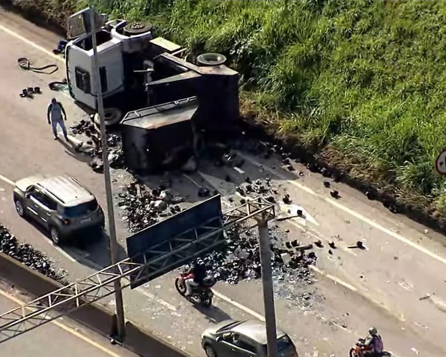 Arteris, concessionária responsável pela rodovia, foi acionada para realizar os trabalhos de remoção do veículo e liberar as faixas (Reprodução TV Globo)