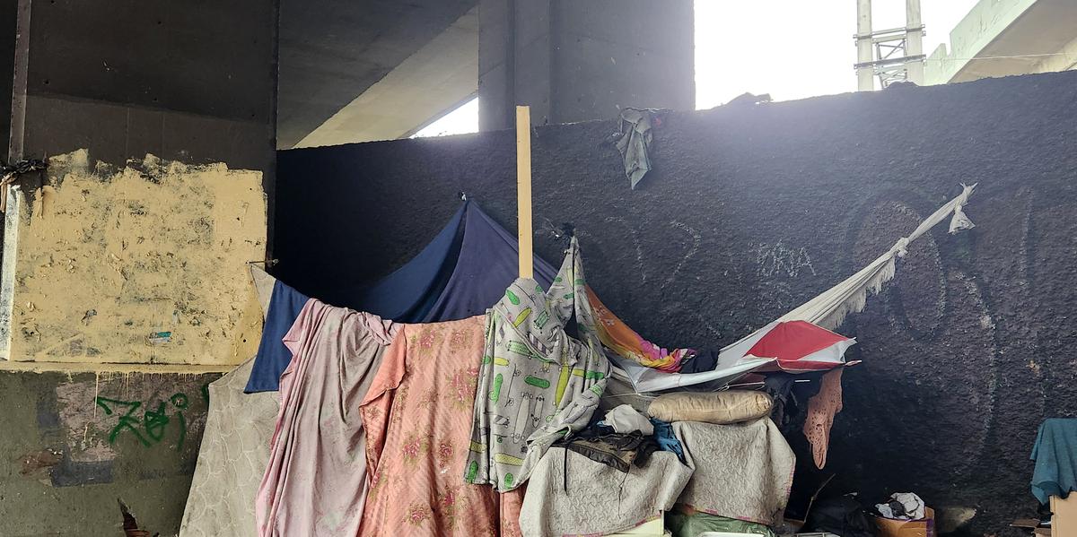 Em média, aproximadamente 120 pessoas, por semana, recorrem ao programa com pedidos de roupas e cobertores. (Maurício Vieira / Hoje em Dia)